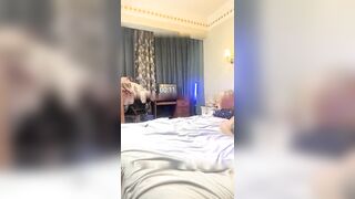 肉感肥臀大奶骚妇被多名精神小伙轮流侵犯爆操