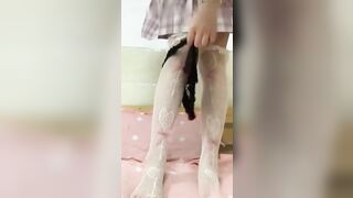 童颜巨乳JK学生对着手机忘情自慰