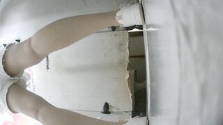 全景后拍极品时髦卷发妹白白嫩嫩的大屁股夹着肥美的鲍鱼超性感